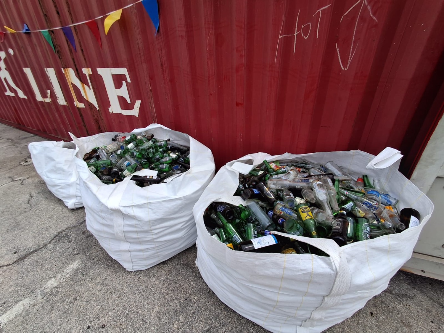 Bigbags met glas naast de inzamelcontainer